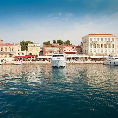 Modern Seaside In With Swimming Pool Porec