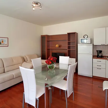 Modern Seaside In With Swimming Pool Apartment