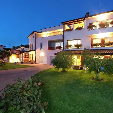 Modern Seaside In With Swimming Pool Apartment