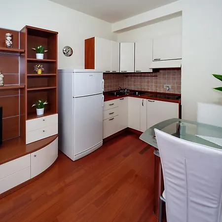 Modern Seaside In With Swimming Pool Apartment Porec